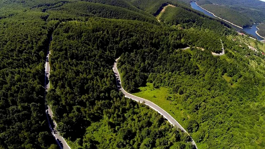 Drumul superb din Romania de care foarte putini stiu Ofera peisaje de vis cu paduri dese lacuri cristaline iar soferii se vor simti ca in al noualea cer pe el