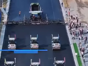 China: a sosit momentul în care roboții aștern covoare asfaltice!