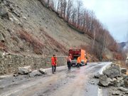 Județul Buzău: stop căderii stâncilor pe DN 10, de pe versanții din zona Siriu!