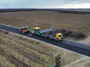 Continuă lucrările de reparație a îmbrăcămintei rutiere pe drumurile regionale din rețeaua națională a R. Moldova