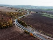 Câți kilometri de drumuri pietruite și de pământ are România?