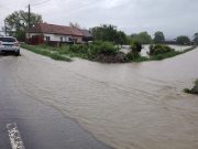 Inundații în județul Covasna! A fost instituită o #restricție de 3,5 tone pe un pod de pe DN13E în zona localității Reci. Drumarii intervin în zonă!