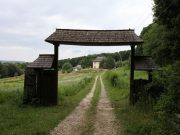 Județul Iași: pădurarii modernizează drumul de acces la Mănăstirea Lacuri, situată în pădurile din zona Hârlăului