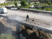 Județul Brașov: metodă inedită folosită la demolarea unui pod din municipiul Brașov. Desfacerea structurii de beton ae face prin utilizarea unui jet de apă la înaltă presiune pentru a îndepărta betonul care face legătura între grinzi.