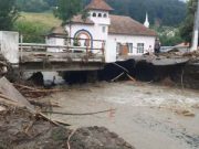 Județul Alba: construirea unui pod în locul celui deteriorat de inundații pe Drumul Național 74A, pe raza localității Cărpiniș.