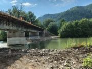 Județul Neamț: Podul de la Pângărați, de pe Drumul Național DN 15, pune la încercare turiștii.