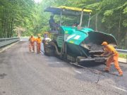 Județul Vrancea: astăzi a fost așternut stratul de uzură pe DN2L, Soveja-Lepșa