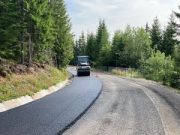 Județul Cluj: au început lucrările de asfaltare pe tronsonul care leagă Stațiunea Muntele Băișorii de pârtia de schi Buscat, parte a drumului județean DJ 107R (DJ 107M) Băișoara – Stațiunea Muntele Băișorii.