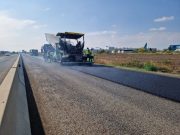 Județul Timiș: pe DN 69, dinspre sensul giratoriu cu centura Timișoara Nord (zona Mahle) spre Orțișoara, a început așternerea de covor asfaltic