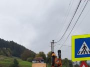 DRDP Brașov înlocuiește parapetul de siguranță deteriorat.