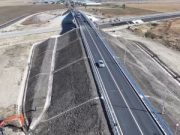 Autostrăzile din Moldova, în special rutele Pașcani – Suceava – Siret și Pașcani – Iași – Ungheni, au fost printre principalele proiecte discutate de premierul Ilie Bolojan în cadrul vizitei sale recente la Bruxelles.