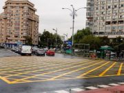 Nerespectarea marcajelor rutiere în București duce la multe blocaje.