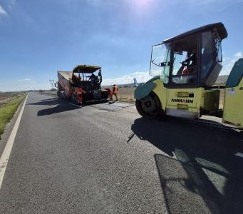 Județul Constanța: reparații asfaltice pe DN22C, în apropierea localității Castelu. A fost curățat carosabilul de efectele inundațiilor.
