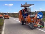 Pe DN11A, în apropiere de municipiul Adjud, județul Vrancea, se reface marcajul rutier axial