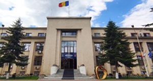 Au început lucrările de asfaltare pe strada Miron Costin din municipiul Roman!