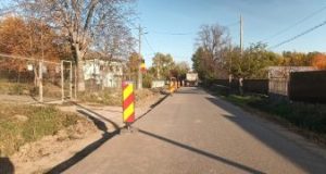 Județul Vrancea: au demarat lucrările de ranforsare și modernizare a drumurilor comunale din localitatea Obrejița.