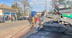 Covoare asfaltice noi pe străzile Cernei și prof. C. Stere, din municipiul Focșani