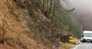 Lucrări de rănguire a versanților de pe DN7A, la Mălaia.