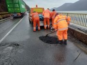 Reparații cu mixtură asfaltică stocabilă pe DN 6, între Orșova și Drobeta Turnu Severin