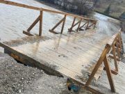 Iarăși inundații în județul Suceava: a fost afectat și podul de lemn care asigura accesul spre satul Doroteia – orașul Frasin