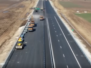Continuă așternerea asfaltului pe ultimii km ai lotului 2 al secțiunii dintre Focșani și Bacău a A7 (Autostrada Moldovei)!