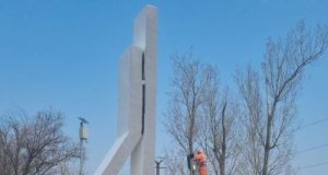 Obeliscul de la granița dintre județele Timiș și Arad, pe DN 69, a fost recondiționat