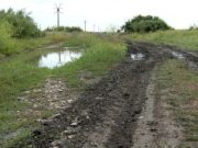 O problemă veche, accentuată de vreme: drumurile din pământ! Ele rămân un simbol al decalajului dintre urban și rural.
