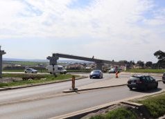 Vor fi montate ultimele două grinzi ale pasarelei pentru bicicliști peste șoseaua de centură (DN 28D), la Miroslava