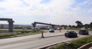 Vor fi montate ultimele două grinzi ale pasarelei pentru bicicliști peste șoseaua de centură (DN 28D), la Miroslava