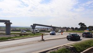 Vor fi montate ultimele două grinzi ale pasarelei pentru bicicliști peste șoseaua de centură (DN 28D), la Miroslava