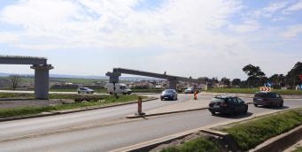 Vor fi montate ultimele două grinzi ale pasarelei pentru bicicliști peste șoseaua de centură (DN 28D), la Miroslava