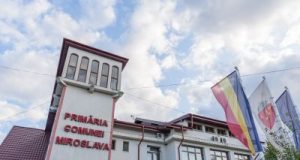 Continuă lucrările de asfaltare a străzilor din comuna Miroslava.