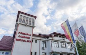 Continuă lucrările de asfaltare a străzilor din comuna Miroslava.