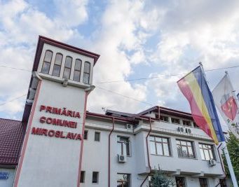 Continuă lucrările de asfaltare a străzilor din comuna Miroslava.