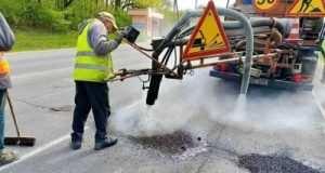 Echipele de drumari sunt mobilizate în teren și execută lucrări de întreținere pe rețeaua de drumuri naționale din R. Moldova.