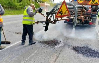 Echipele de drumari sunt mobilizate în teren și execută lucrări de întreținere pe rețeaua de drumuri naționale din R. Moldova.