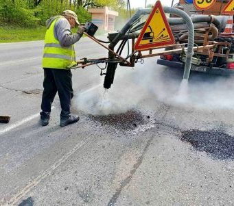 Echipele de drumari sunt mobilizate în teren și execută lucrări de întreținere pe rețeaua de drumuri naționale din R. Moldova.