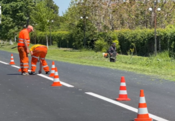 Așternerea covorului asfaltic pe DN 1B, în zona localității Săhăteni, județul Buzău, se apropie de finalizare