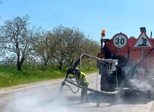 R. Moldova: pe drumurile regionale și naționale drumarii efectuează lucrări de reparații asfaltice