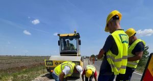 DRDP Timișoara: între Timișoara și Săcălaz, pe DN 59A, continuă lucrările de refacere a fundației drumului și stabilizarea structurii rutiere.
