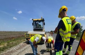 DRDP Timișoara: între Timișoara și Săcălaz, pe DN 59A, continuă lucrările de refacere a fundației drumului și stabilizarea structurii rutiere.