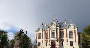 Municipiul Dorohoi modernizează străzile, dar gropile persistă pe străzile secundare