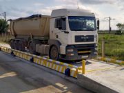 O problemă cunoscută, ignorată ani la rând: camioanele supraîncărcate și statul care se face că nu vede cine „rupe” drumurile!