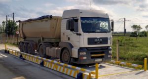 O problemă cunoscută, ignorată ani la rând: camioanele supraîncărcate și statul care se face că nu vede cine „rupe” drumurile!