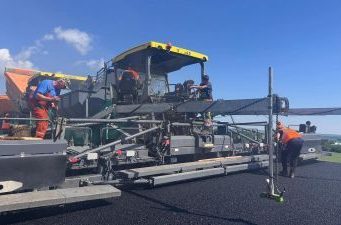 CNAIR: a început așternerea asfaltului pe Tronsonul 3, al Autostrăzii A7 Bacău – Pașcani!