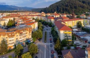 Comănești: de la modernizarea străzilor la reabilitarea blocurilor. Investițiile europene schimbă fața orașului!