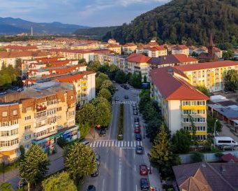 Comănești: de la modernizarea străzilor la reabilitarea blocurilor. Investițiile europene schimbă fața orașului!