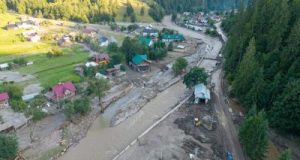Județul Suceava: fonduri europene nerambursabile pentru refacerea și modernizarea a două drumuri județene afectate de inundațiile de vara trecută, în zona Broșteni – Dârmoxa.