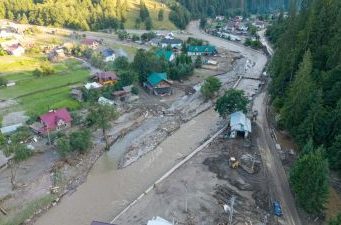 Județul Suceava: fonduri europene nerambursabile pentru refacerea și modernizarea a două drumuri județene afectate de inundațiile de vara trecută, în zona Broșteni – Dârmoxa.
