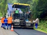 Drumarii argeșeni au început reasfaltarea porțiunilor degradate de pe Transfăgărășan